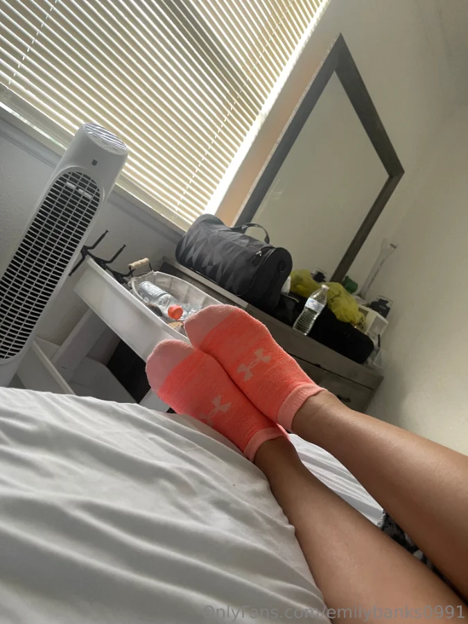 1069109964_Pink socks _)_03_3024x4032_09e100a83866eabea327b52809285053.webp