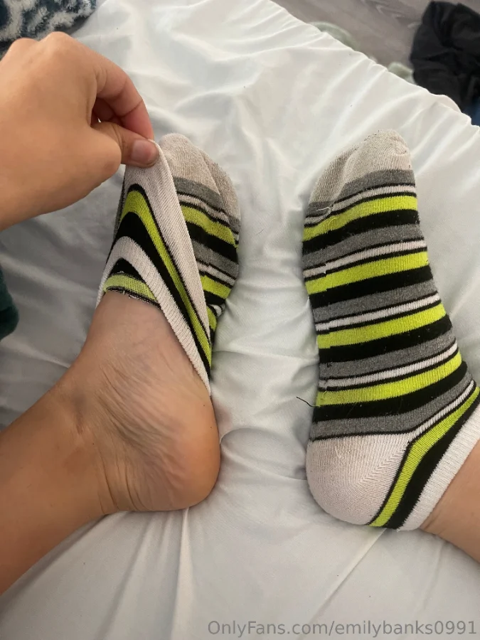 1069111006_Sock tease_04_3024x4032_6ef08b5f17191b2a3bfd0ba68f54b4d3.webp