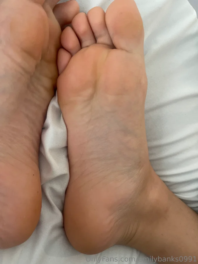 1069111006_Sock tease_06_3024x4032_06f12829e546f9f8f2073415f460575b.webp