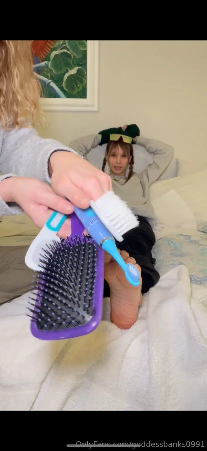 1411980185_Tickle tools for a brand new tickle by my roommate 🤣_01_1284x2778_5c87575c6068d0d6...webp