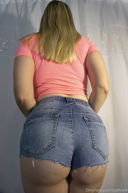 codivore-01-02-2020-19887501-Photo of the Day 202 I gotta post more ass pics lol.jpg