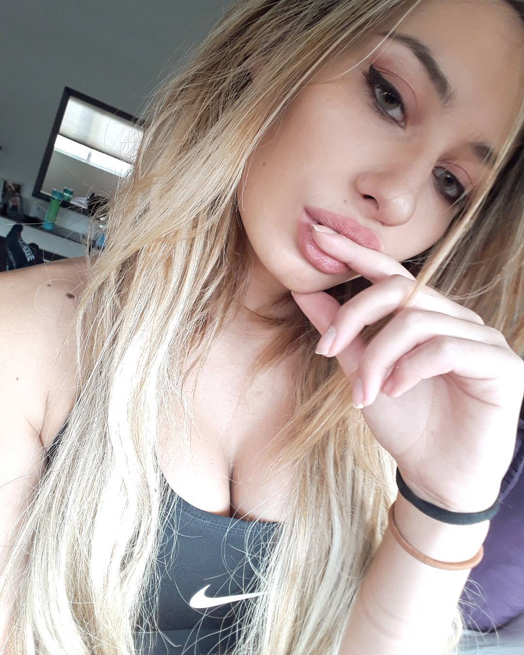 issavegas - BaXe6X0HBJb.jpg