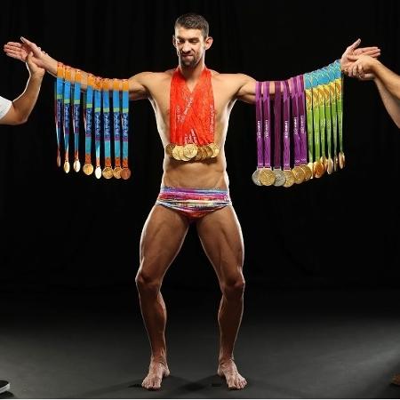 michael-phelps-posa-com-todas-as-medalhas-olimpicas-conquistadas-1482344090756_v2_450x450.