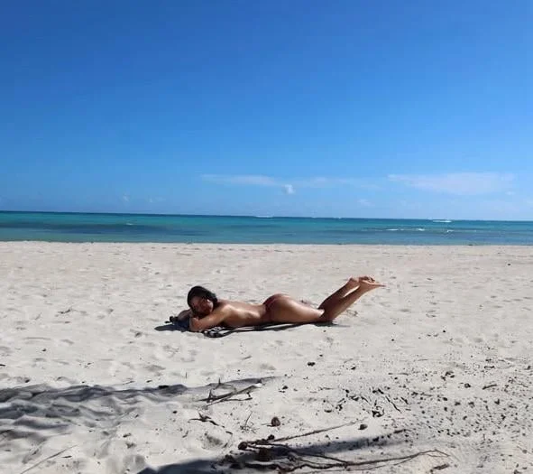 nicolebta-desnuda-en-una-playa-en-rd-v0-91i863mh3f4g1.webp